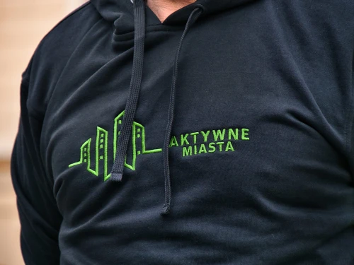 bluza-z-kapturem-czarna-aktywne-miasta.jpg